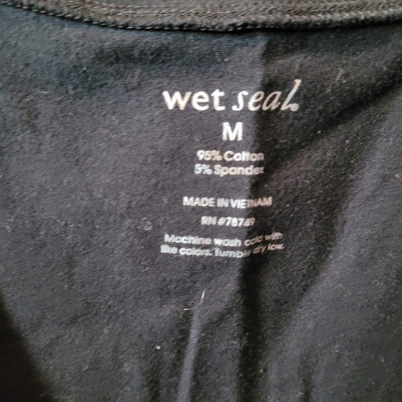 Basic V-Neck - Picture 2 of 2